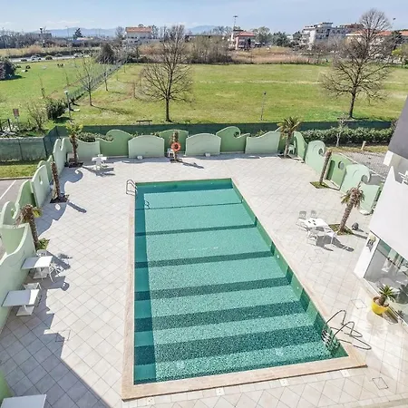 Two-bedroom In Miramare Rn Apartment *